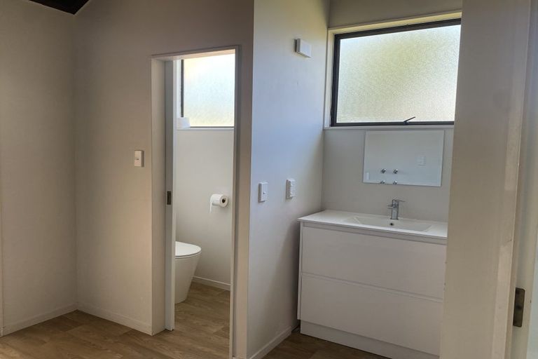 Photo of property in 5/25a Beach Road, Te Atatu Peninsula, Auckland, 0610