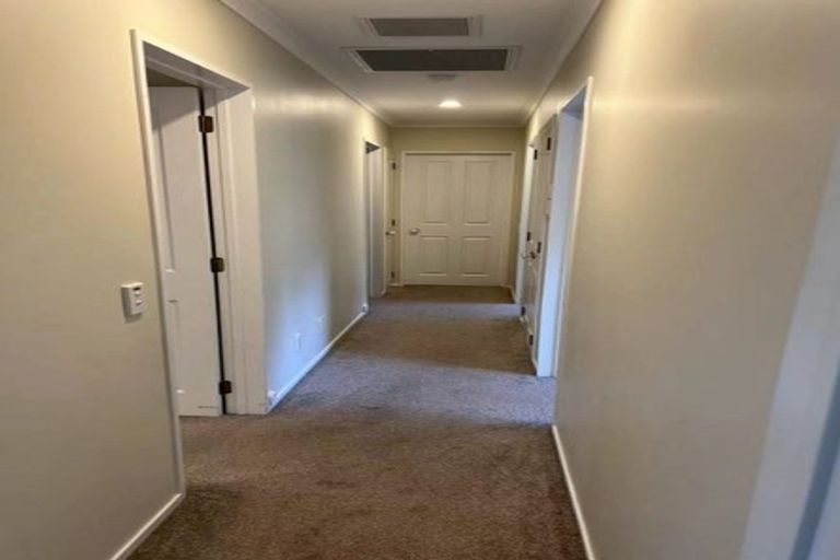 Photo of property in 16 Middlefield Drive, East Tamaki Heights, Auckland, 2016