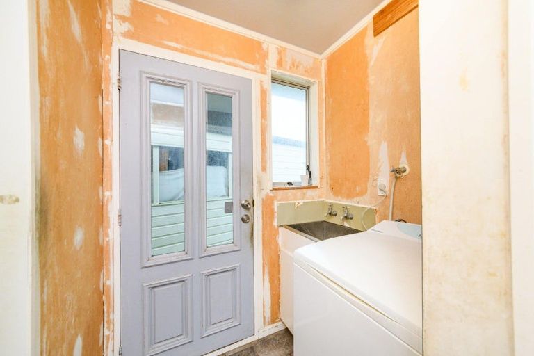 Photo of property in 2 Tiller Close, Kelvin Grove, Palmerston North, 4414