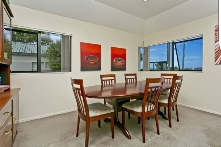 Photo of property in 2/142 Sunset Road, Unsworth Heights, Auckland, 0632