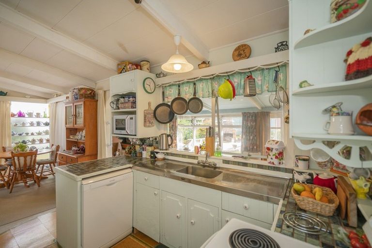 Photo of property in 14 Annette Place, Whitianga, 3510