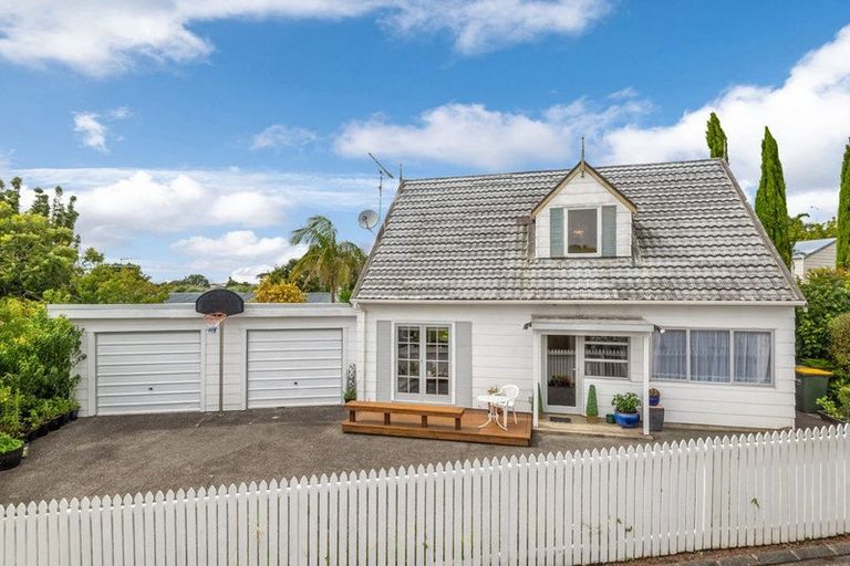Photo of property in 25 Kitewao Street, Northcote, Auckland, 0627