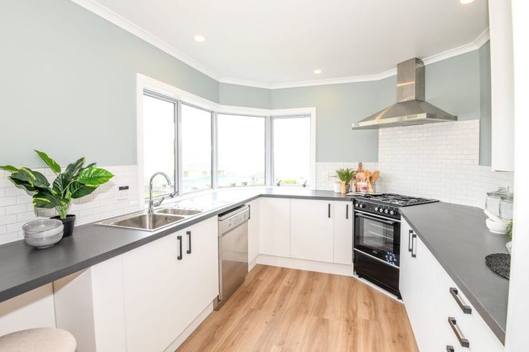 Photo of property in 75 Dress Circle, Newlands, Wellington, 6037