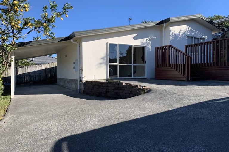 Photo of property in 12 Piper Place, Goodwood Heights, Auckland, 2105