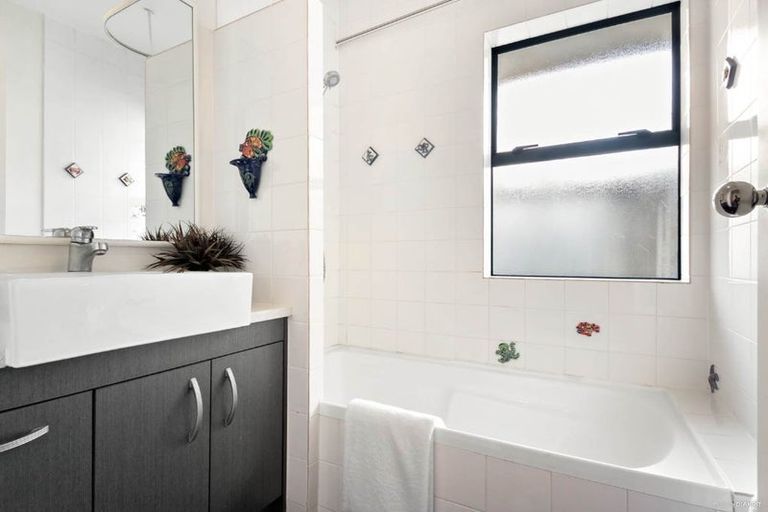 Photo of property in 7 Harbour Lights Close, West Harbour, Auckland, 0618