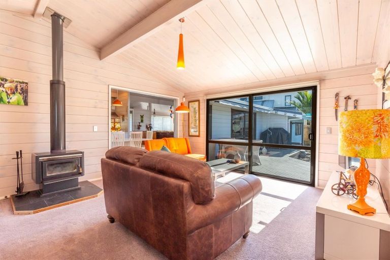 Photo of property in 14 Highwood Grove, Torbay, Auckland, 0630