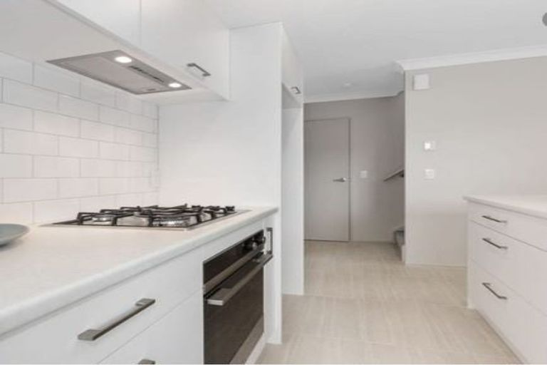 Photo of property in 2 Brindle Way, Newlands, Wellington, 6037