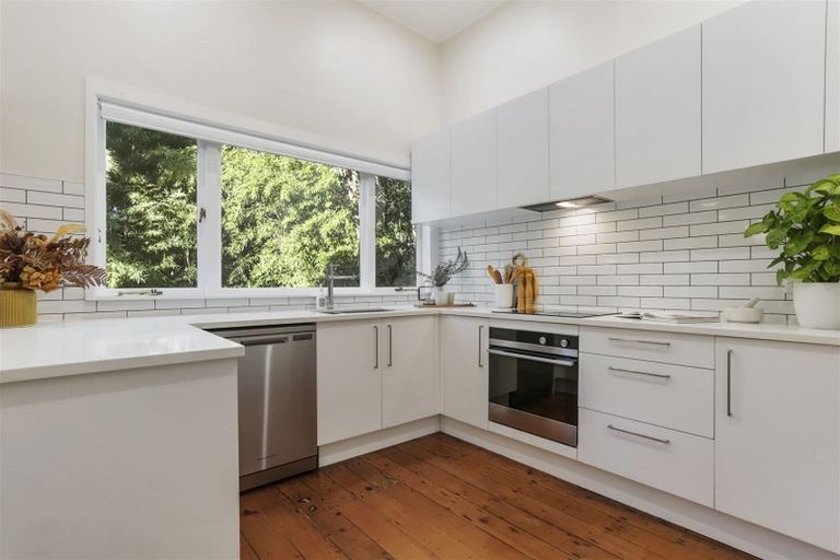 Photo of property in 17b Rodney Road, Northcote Point, Auckland, 0627