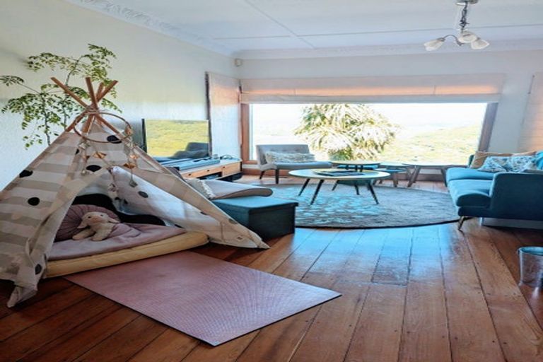 Photo of property in 172 Nevay Road, Karaka Bays, Wellington, 6022