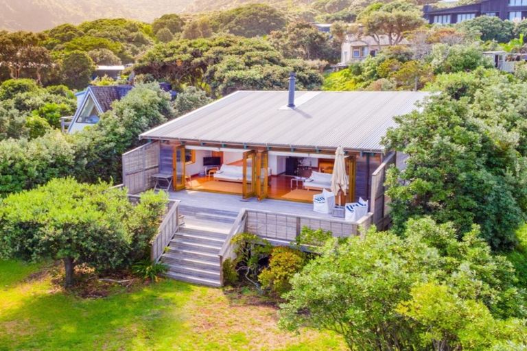 Photo of property in 127 Marine Parade North, Piha, New Lynn, 0772