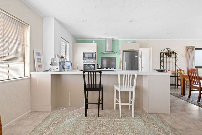 Photo of property in 8 Aquarius Drive, Kawaha Point, Rotorua, 3010