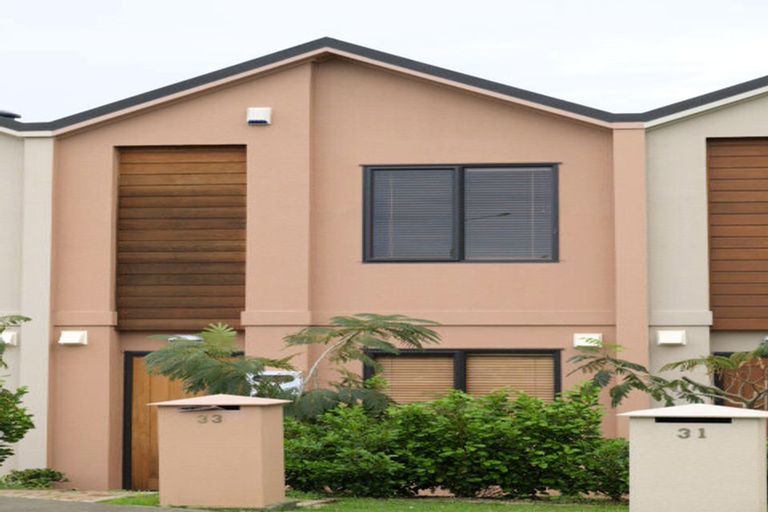 Photo of property in 33 Spalding Rise, Golflands, Auckland, 2013