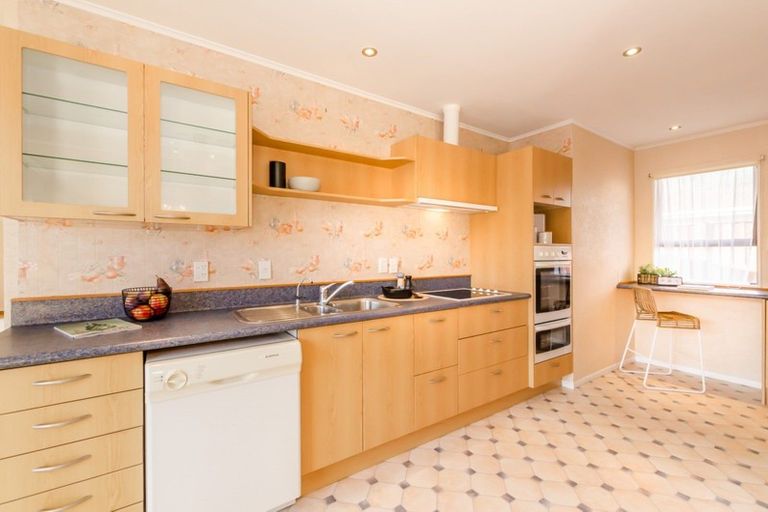 Photo of property in 31 Rewarewa Crescent, Waikanae, 5036