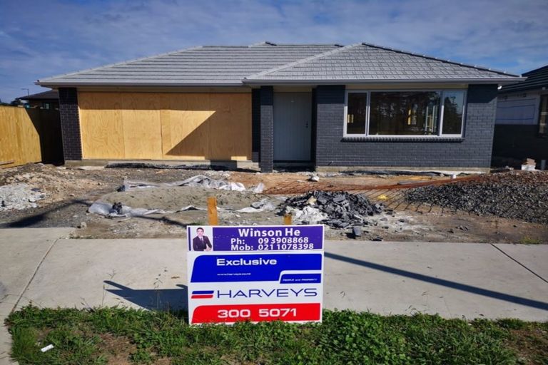 Photo of property in 8 Ropere Street, Kumeu, 0810