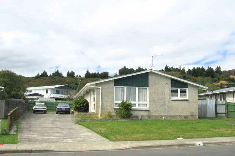 Photo of property in 28 Oregon Drive, Maoribank, Upper Hutt, 5018