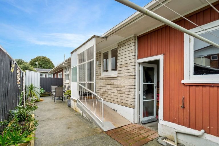 Photo of property in 2/36a Lincoln Road, Henderson, Auckland, 0610