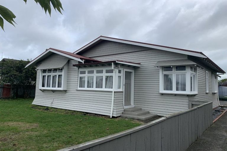 Photo of property in 35 Knowles Street, Terrace End, Palmerston North, 4410