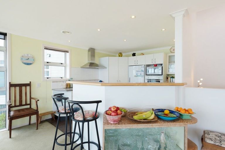 Photo of property in 28 Bennett Grove, Newlands, Wellington, 6037