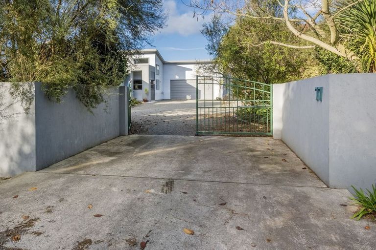 Photo of property in 77 Waikawa Beach Road, Manakau, Levin, 5573