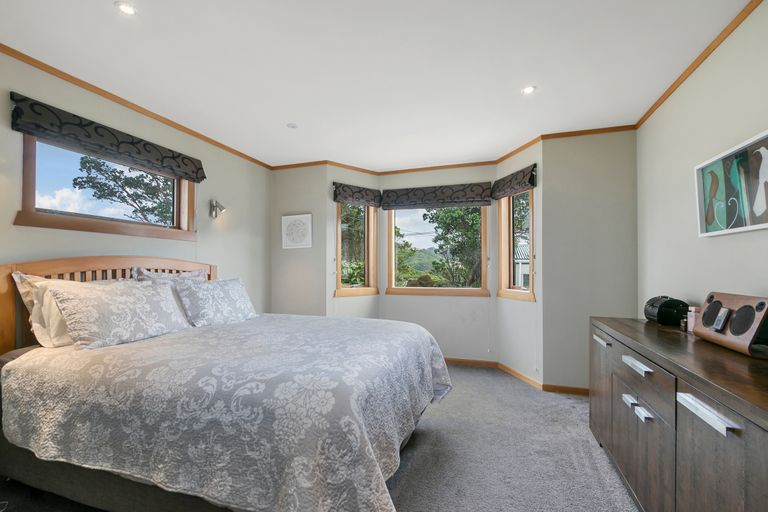 Photo of property in 204 Miromiro Road, Normandale, Lower Hutt, 5010