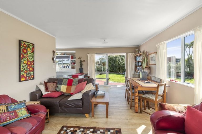 Photo of property in 3 Mavis Avenue, Waikawa Beach, Manakau, 5573