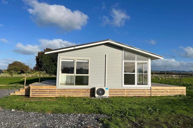 Photo of property in 32 Canal Road West, Waitakaruru, Ngatea, 3576