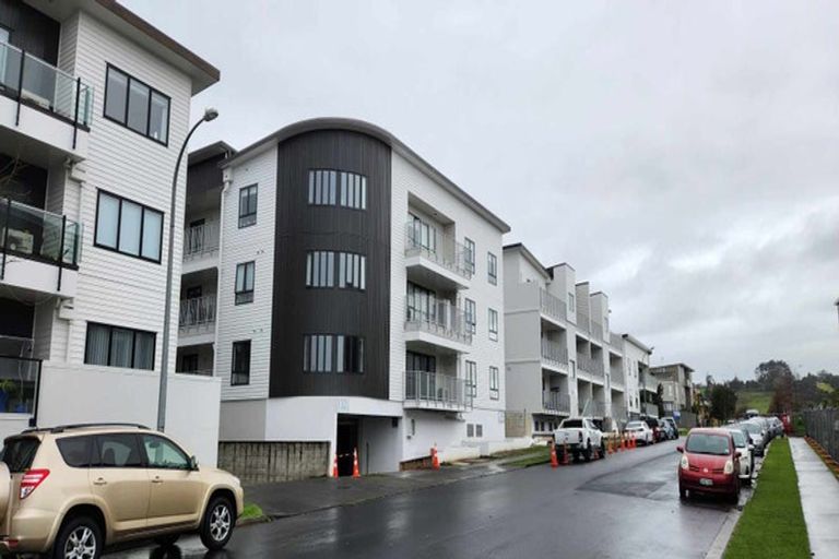 Photo of property in 2/132 Stancombe Road, Flat Bush, Auckland, 2016