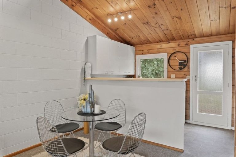 Photo of property in 2/15 Selwyn Crescent, Forrest Hill, Auckland, 0620