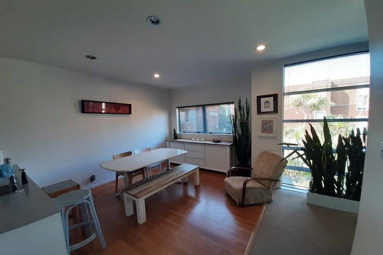 Photo of property in 76g Edmonton Road, Henderson, Auckland, 0612