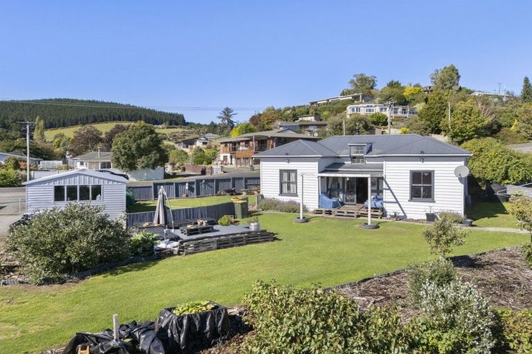 Photo of property in 10 Sandown Street, Waihola, Milton, 9073