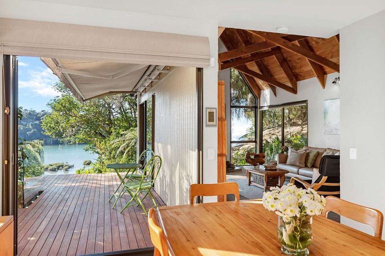 Photo of property in 68 Laingholm Drive, Laingholm, Auckland, 0604