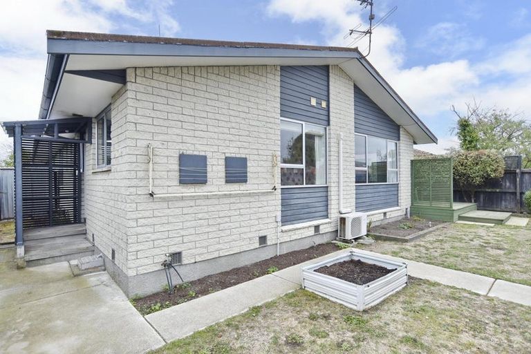 Photo of property in 1/9 Valecrest Avenue, Parklands, Christchurch, 8083
