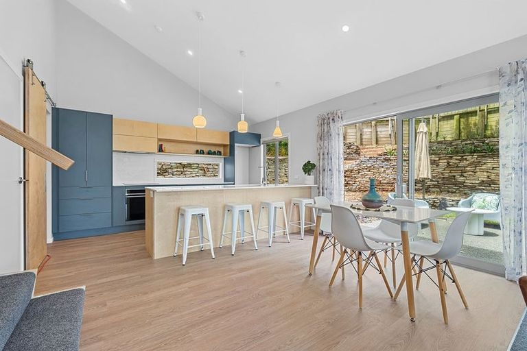 Photo of property in 5 Awanui Street, Merrilands, New Plymouth, 4312