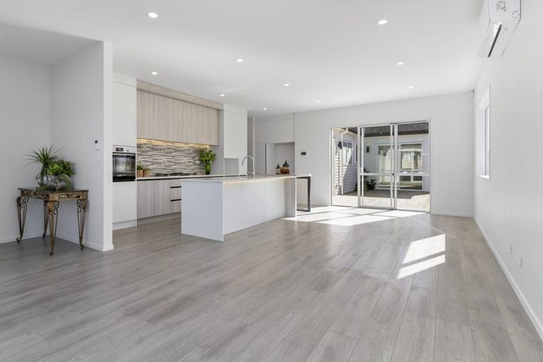 Photo of property in 16 Vinistra Road, Kumeu, 0810