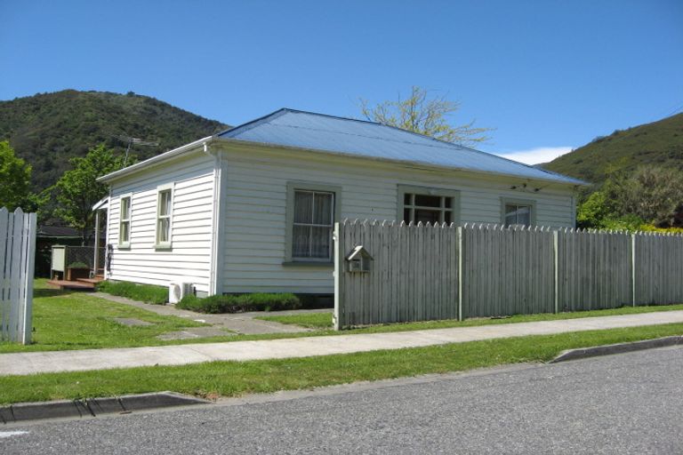 Photo of property in 38 Durham Street, Picton, 7220