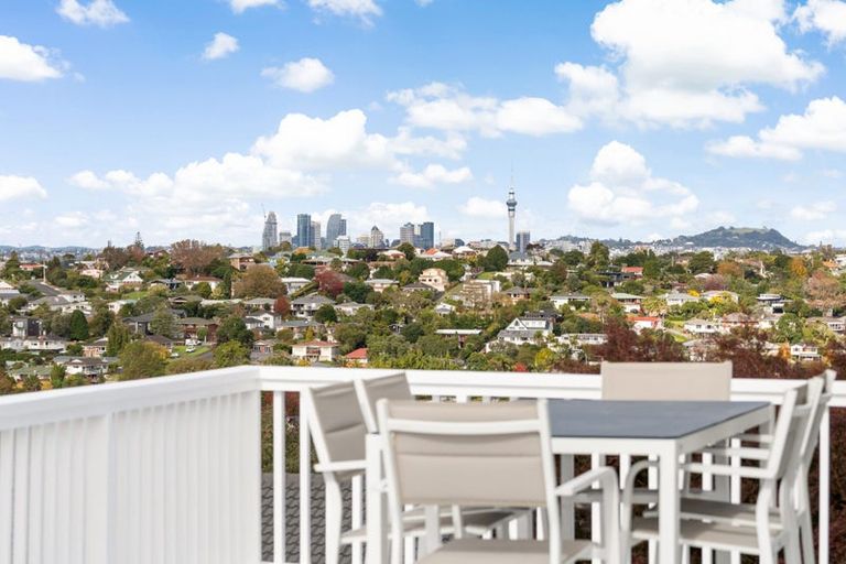 Photo of property in 1/113 Coronation Road, Hillcrest, Auckland, 0627