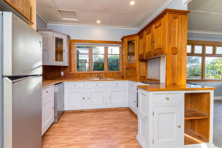 Photo of property in 27 Marine Parade, Macandrew Bay, Dunedin, 9014