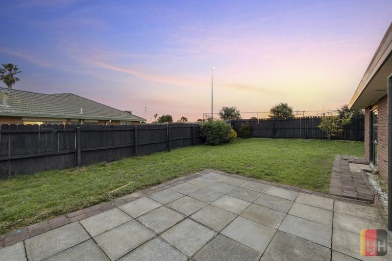 Photo of property in 18 Randwick Place, Randwick Park, Auckland, 2105