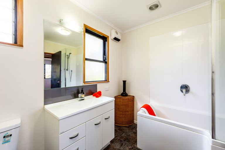 Photo of property in 72 La Rosa Street, Green Bay, Auckland, 0604