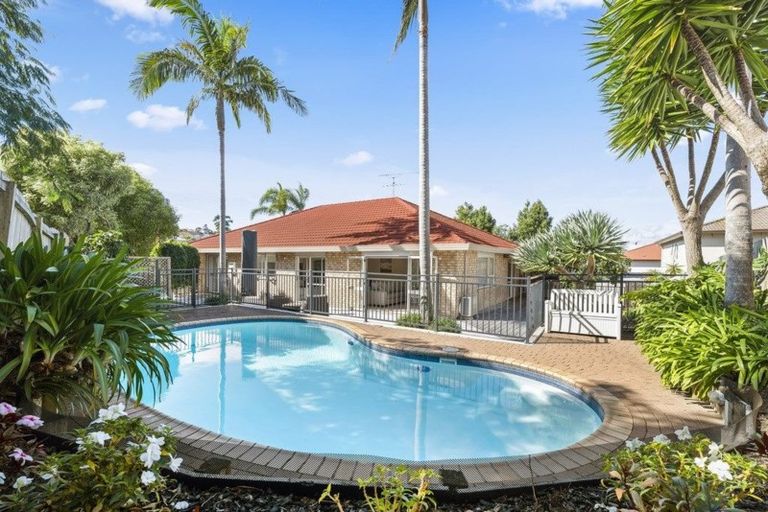 Photo of property in 13 Te Hoe Grove, Pinehill, Auckland, 0632