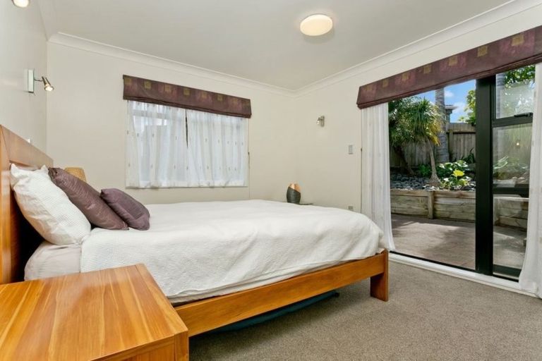 Photo of property in 2/10 Kiteroa Terrace, Rothesay Bay, Auckland, 0630