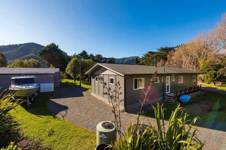 Photo of property in 5820 Kenepuru Road, Waitaria Bay, Picton, 7282