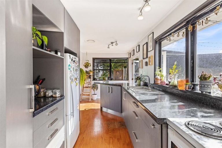 Photo of property in 9 Flaxdale Street, Birkdale, Auckland, 0626