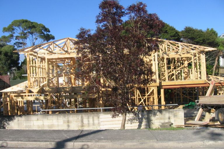 Photo of property in 1/2 Mossop Rise, Glenfield, Auckland, 0629