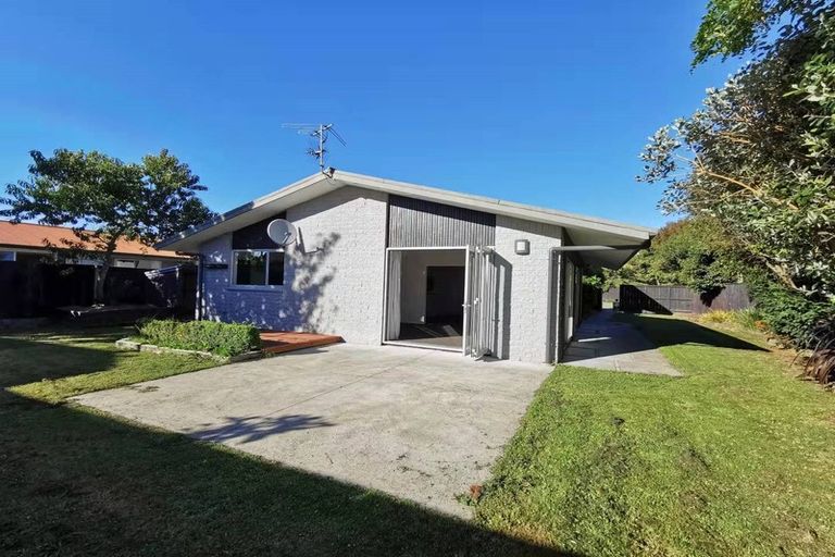 Photo of property in 32 Ambleside Drive, Burnside, Christchurch, 8053