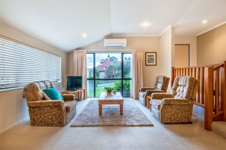 Photo of property in 24 Nimstedt Avenue, Oteha, Auckland, 0632