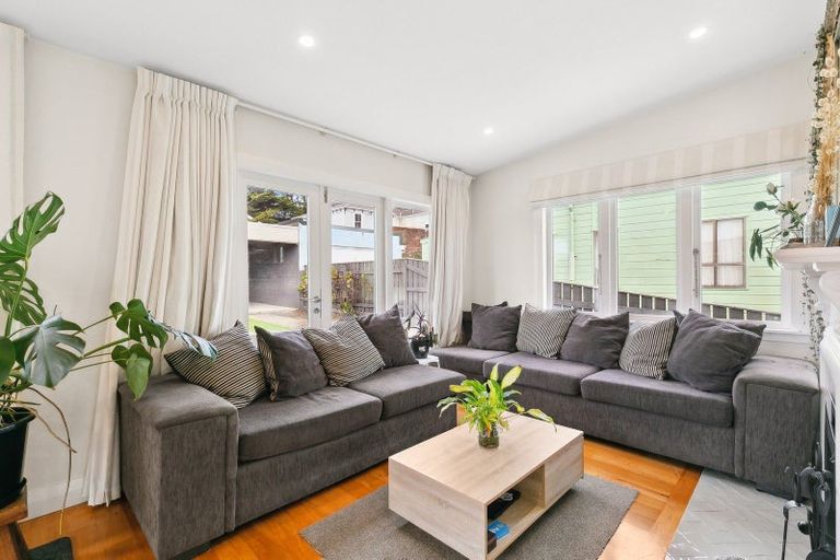 Photo of property in 10 Herald Terrace, Berhampore, Wellington, 6023