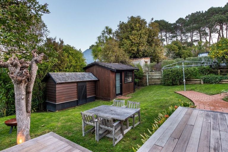 Photo of property in 102 Kowhai Road, Campbells Bay, Auckland, 0630