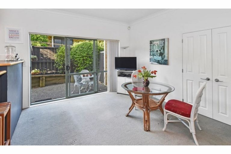 Photo of property in 2/11 The Rosebowl, Sunnyhills, Auckland, 2010