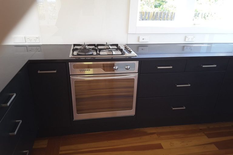 Photo of property in 2/128 Aberdeen Road, Campbells Bay, Auckland, 0620